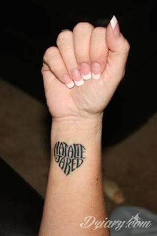 Tatuaże z imionami uważane są za jedną z najbardziej osobistych form ozdoby ciała. Imiona - opisywane kursywą czy specyficzną czcionką - przepięknie wyglądają w zestawach. Tworzone w ten sposób opisane imiona dzieci na skórze to wyjątkowa pamiątka na całe życie. 