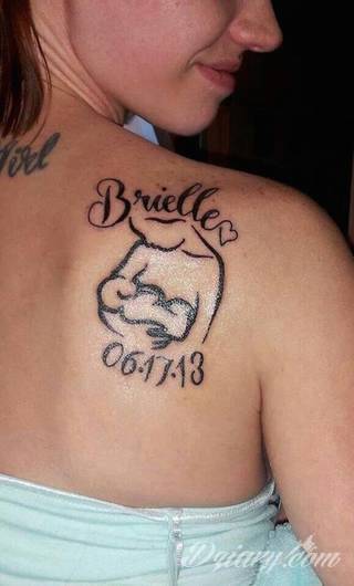 Tatuaże z imionami uważane są za jedną z najbardziej osobistych form ozdoby ciała. Imiona - opisywane kursywą czy specyficzną czcionką - przepięknie wyglądają w zestawach. Tworzone w ten sposób opisane imiona dzieci na skórze to wyjątkowa pamiątka na całe życie. 