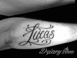 Tatuaże z imionami uważane są za jedną z najbardziej osobistych form ozdoby ciała. Imiona - opisywane kursywą czy specyficzną czcionką - przepięknie wyglądają w zestawach. Tworzone w ten sposób opisane imiona dzieci na skórze to wyjątkowa pamiątka na całe życie. 