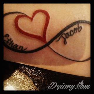 Tatuaże z imionami uważane są za jedną z najbardziej osobistych form ozdoby ciała. Imiona - opisywane kursywą czy specyficzną czcionką - przepięknie wyglądają w zestawach. Tworzone w ten sposób opisane imiona dzieci na skórze to wyjątkowa pamiątka na całe życie. 