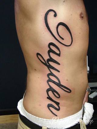 Tatuaże z imionami uważane są za jedną z najbardziej osobistych form ozdoby ciała. Imiona - opisywane kursywą czy specyficzną czcionką - przepięknie wyglądają w zestawach. Tworzone w ten sposób opisane imiona dzieci na skórze to wyjątkowa pamiątka na całe życie. 