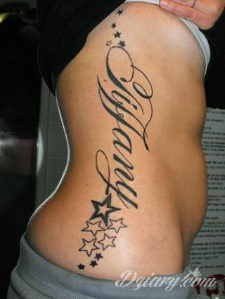 Tatuaże z imionami uważane są za jedną z najbardziej osobistych form ozdoby ciała. Imiona - opisywane kursywą czy specyficzną czcionką - przepięknie wyglądają w zestawach. Tworzone w ten sposób opisane imiona dzieci na skórze to wyjątkowa pamiątka na całe życie. 