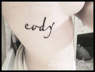 Tatuaże z imionami uważane są za jedną z najbardziej osobistych form ozdoby ciała. Imiona - opisywane kursywą czy specyficzną czcionką - przepięknie wyglądają w zestawach. Tworzone w ten sposób opisane imiona dzieci na skórze to wyjątkowa pamiątka na całe życie. 