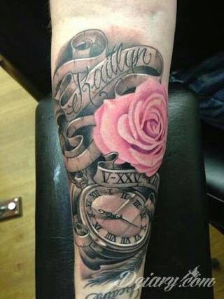 Tatuaże z imionami uważane są za jedną z najbardziej osobistych form ozdoby ciała. Imiona - opisywane kursywą czy specyficzną czcionką - przepięknie wyglądają w zestawach. Tworzone w ten sposób opisane imiona dzieci na skórze to wyjątkowa pamiątka na całe życie. 