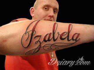 Tatuaże z imionami uważane są za jedną z najbardziej osobistych form ozdoby ciała. Imiona - opisywane kursywą czy specyficzną czcionką - przepięknie wyglądają w zestawach. Tworzone w ten sposób opisane imiona dzieci na skórze to wyjątkowa pamiątka na całe życie. 