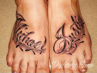 Tatuaże z imionami uważane są za jedną z najbardziej osobistych form ozdoby ciała. Imiona - opisywane kursywą czy specyficzną czcionką - przepięknie wyglądają w zestawach. Tworzone w ten sposób opisane imiona dzieci na skórze to wyjątkowa pamiątka na całe życie. 