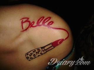 Tatuaże z imionami uważane są za jedną z najbardziej osobistych form ozdoby ciała. Imiona - opisywane kursywą czy specyficzną czcionką - przepięknie wyglądają w zestawach. Tworzone w ten sposób opisane imiona dzieci na skórze to wyjątkowa pamiątka na całe życie. 