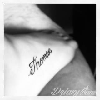 Tatuaże z imionami uważane są za jedną z najbardziej osobistych form ozdoby ciała. Imiona - opisywane kursywą czy specyficzną czcionką - przepięknie wyglądają w zestawach. Tworzone w ten sposób opisane imiona dzieci na skórze to wyjątkowa pamiątka na całe życie. 