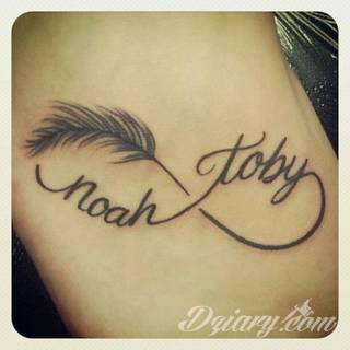 Tatuaże z imionami uważane są za jedną z najbardziej osobistych form ozdoby ciała. Imiona - opisywane kursywą czy specyficzną czcionką - przepięknie wyglądają w zestawach. Tworzone w ten sposób opisane imiona dzieci na skórze to wyjątkowa pamiątka na całe życie. 