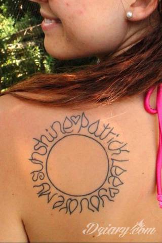 Tatuaże z imionami uważane są za jedną z najbardziej osobistych form ozdoby ciała. Imiona - opisywane kursywą czy specyficzną czcionką - przepięknie wyglądają w zestawach. Tworzone w ten sposób opisane imiona dzieci na skórze to wyjątkowa pamiątka na całe życie. 