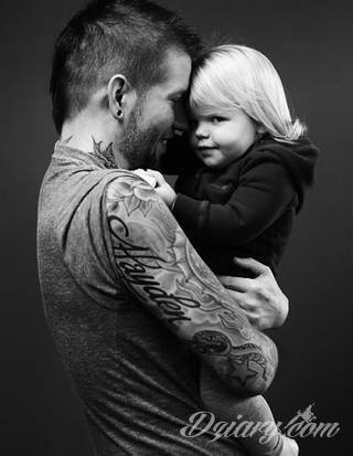 Tatuaże z imionami uważane są za jedną z najbardziej osobistych form ozdoby ciała. Imiona - opisywane kursywą czy specyficzną czcionką - przepięknie wyglądają w zestawach. Tworzone w ten sposób opisane imiona dzieci na skórze to wyjątkowa pamiątka na całe życie. 