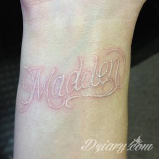 Tatuaże z imionami uważane są za jedną z najbardziej osobistych form ozdoby ciała. Imiona - opisywane kursywą czy specyficzną czcionką - przepięknie wyglądają w zestawach. Tworzone w ten sposób opisane imiona dzieci na skórze to wyjątkowa pamiątka na całe życie. 