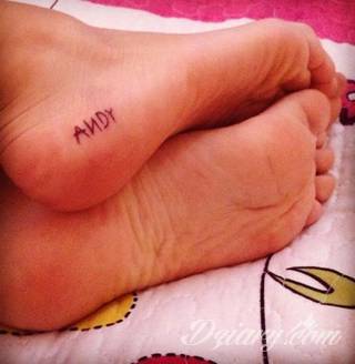 Tatuaże z imionami uważane są za jedną z najbardziej osobistych form ozdoby ciała. Imiona - opisywane kursywą czy specyficzną czcionką - przepięknie wyglądają w zestawach. Tworzone w ten sposób opisane imiona dzieci na skórze to wyjątkowa pamiątka na całe życie. 