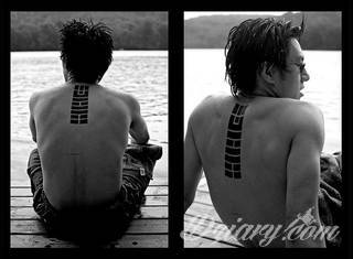 Tatuaże z imionami uważane są za jedną z najbardziej osobistych form ozdoby ciała. Imiona - opisywane kursywą czy specyficzną czcionką - przepięknie wyglądają w zestawach. Tworzone w ten sposób opisane imiona dzieci na skórze to wyjątkowa pamiątka na całe życie. 