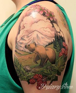 Środowisko, natura, flora i fauna - one tworzą inspirację do tatuaży nawiązujących do otoczenia nieskażonego cywilizacją. Grafiki opierające się na naturze to zawsze imponująca kolorystyka, która oczarowuje drobiazgowością zastosowanego wzornictwa. 