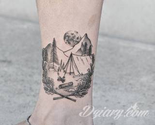 Środowisko, natura, flora i fauna - one tworzą inspirację do tatuaży nawiązujących do otoczenia nieskażonego cywilizacją. Grafiki opierające się na naturze to zawsze imponująca kolorystyka, która oczarowuje drobiazgowością zastosowanego wzornictwa. 