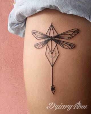 Środowisko, natura, flora i fauna - one tworzą inspirację do tatuaży nawiązujących do otoczenia nieskażonego cywilizacją. Grafiki opierające się na naturze to zawsze imponująca kolorystyka, która oczarowuje drobiazgowością zastosowanego wzornictwa. 