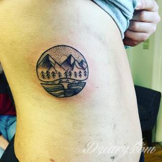 Środowisko, natura, flora i fauna - one tworzą inspirację do tatuaży nawiązujących do otoczenia nieskażonego cywilizacją. Grafiki opierające się na naturze to zawsze imponująca kolorystyka, która oczarowuje drobiazgowością zastosowanego wzornictwa. 