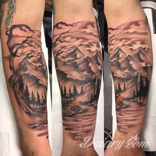 Środowisko, natura, flora i fauna - one tworzą inspirację do tatuaży nawiązujących do otoczenia nieskażonego cywilizacją. Grafiki opierające się na naturze to zawsze imponująca kolorystyka, która oczarowuje drobiazgowością zastosowanego wzornictwa. 