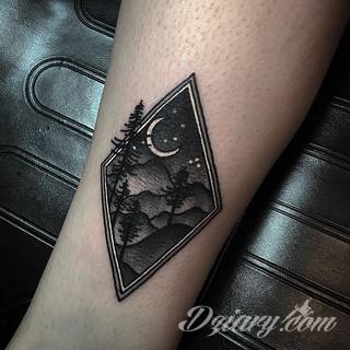 Środowisko, natura, flora i fauna - one tworzą inspirację do tatuaży nawiązujących do otoczenia nieskażonego cywilizacją. Grafiki opierające się na naturze to zawsze imponująca kolorystyka, która oczarowuje drobiazgowością zastosowanego wzornictwa. 