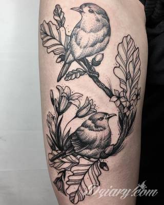 Środowisko, natura, flora i fauna - one tworzą inspirację do tatuaży nawiązujących do otoczenia nieskażonego cywilizacją. Grafiki opierające się na naturze to zawsze imponująca kolorystyka, która oczarowuje drobiazgowością zastosowanego wzornictwa. 