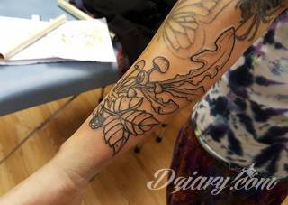 Środowisko, natura, flora i fauna - one tworzą inspirację do tatuaży nawiązujących do otoczenia nieskażonego cywilizacją. Grafiki opierające się na naturze to zawsze imponująca kolorystyka, która oczarowuje drobiazgowością zastosowanego wzornictwa. 