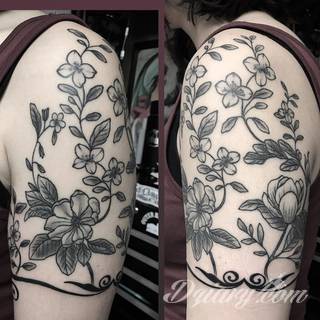 Środowisko, natura, flora i fauna - one tworzą inspirację do tatuaży nawiązujących do otoczenia nieskażonego cywilizacją. Grafiki opierające się na naturze to zawsze imponująca kolorystyka, która oczarowuje drobiazgowością zastosowanego wzornictwa. 