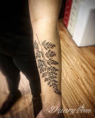 Środowisko, natura, flora i fauna - one tworzą inspirację do tatuaży nawiązujących do otoczenia nieskażonego cywilizacją. Grafiki opierające się na naturze to zawsze imponująca kolorystyka, która oczarowuje drobiazgowością zastosowanego wzornictwa. 