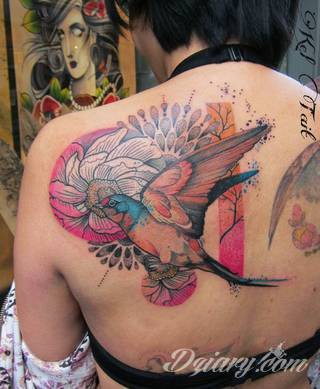 Środowisko, natura, flora i fauna - one tworzą inspirację do tatuaży nawiązujących do otoczenia nieskażonego cywilizacją. Grafiki opierające się na naturze to zawsze imponująca kolorystyka, która oczarowuje drobiazgowością zastosowanego wzornictwa. 