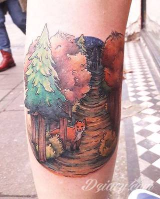 Środowisko, natura, flora i fauna - one tworzą inspirację do tatuaży nawiązujących do otoczenia nieskażonego cywilizacją. Grafiki opierające się na naturze to zawsze imponująca kolorystyka, która oczarowuje drobiazgowością zastosowanego wzornictwa. 