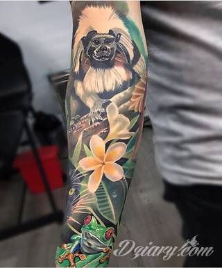 Środowisko, natura, flora i fauna - one tworzą inspirację do tatuaży nawiązujących do otoczenia nieskażonego cywilizacją. Grafiki opierające się na naturze to zawsze imponująca kolorystyka, która oczarowuje drobiazgowością zastosowanego wzornictwa. 