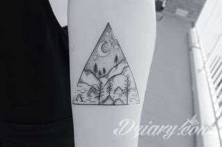 Środowisko, natura, flora i fauna - one tworzą inspirację do tatuaży nawiązujących do otoczenia nieskażonego cywilizacją. Grafiki opierające się na naturze to zawsze imponująca kolorystyka, która oczarowuje drobiazgowością zastosowanego wzornictwa. 