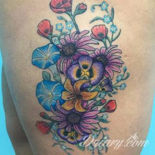 Środowisko, natura, flora i fauna - one tworzą inspirację do tatuaży nawiązujących do otoczenia nieskażonego cywilizacją. Grafiki opierające się na naturze to zawsze imponująca kolorystyka, która oczarowuje drobiazgowością zastosowanego wzornictwa. 