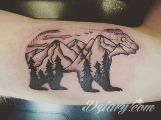 Środowisko, natura, flora i fauna - one tworzą inspirację do tatuaży nawiązujących do otoczenia nieskażonego cywilizacją. Grafiki opierające się na naturze to zawsze imponująca kolorystyka, która oczarowuje drobiazgowością zastosowanego wzornictwa. 