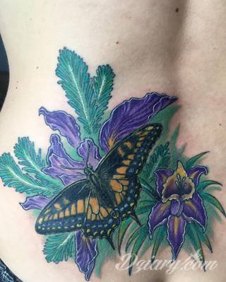 Środowisko, natura, flora i fauna - one tworzą inspirację do tatuaży nawiązujących do otoczenia nieskażonego cywilizacją. Grafiki opierające się na naturze to zawsze imponująca kolorystyka, która oczarowuje drobiazgowością zastosowanego wzornictwa. 