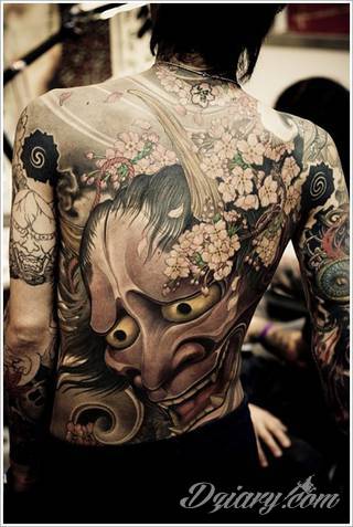 Tatuaże inspirowane Japonią oddają klimat kraju kwitnącej wiśni. Niepokoją kolorami, relaksują tonacją, pobudzają agresją płynącą wprost z niebezpiecznych oczu japońskich tygrysów. 