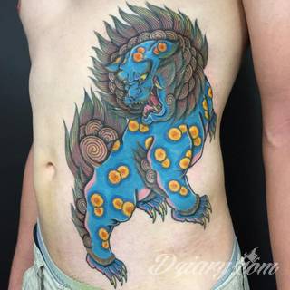 Tatuaże inspirowane Japonią oddają klimat kraju kwitnącej wiśni. Niepokoją kolorami, relaksują tonacją, pobudzają agresją płynącą wprost z niebezpiecznych oczu japońskich tygrysów. 