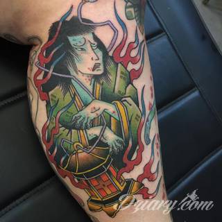 Tatuaże inspirowane Japonią oddają klimat kraju kwitnącej wiśni. Niepokoją kolorami, relaksują tonacją, pobudzają agresją płynącą wprost z niebezpiecznych oczu japońskich tygrysów. 