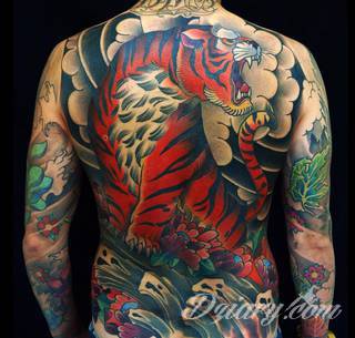 Tatuaże inspirowane Japonią oddają klimat kraju kwitnącej wiśni. Niepokoją kolorami, relaksują tonacją, pobudzają agresją płynącą wprost z niebezpiecznych oczu japońskich tygrysów. 