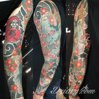 Tatuaże inspirowane Japonią oddają klimat kraju kwitnącej wiśni. Niepokoją kolorami, relaksują tonacją, pobudzają agresją płynącą wprost z niebezpiecznych oczu japońskich tygrysów. 