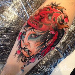 Tatuaże inspirowane Japonią oddają klimat kraju kwitnącej wiśni. Niepokoją kolorami, relaksują tonacją, pobudzają agresją płynącą wprost z niebezpiecznych oczu japońskich tygrysów. 