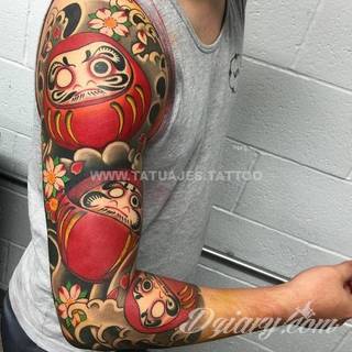 Tatuaże inspirowane Japonią oddają klimat kraju kwitnącej wiśni. Niepokoją kolorami, relaksują tonacją, pobudzają agresją płynącą wprost z niebezpiecznych oczu japońskich tygrysów. 