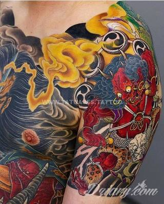 Tatuaże inspirowane Japonią oddają klimat kraju kwitnącej wiśni. Niepokoją kolorami, relaksują tonacją, pobudzają agresją płynącą wprost z niebezpiecznych oczu japońskich tygrysów. 