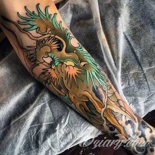 Tatuaże inspirowane Japonią oddają klimat kraju kwitnącej wiśni. Niepokoją kolorami, relaksują tonacją, pobudzają agresją płynącą wprost z niebezpiecznych oczu japońskich tygrysów. 