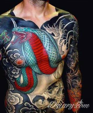 Tatuaże inspirowane Japonią oddają klimat kraju kwitnącej wiśni. Niepokoją kolorami, relaksują tonacją, pobudzają agresją płynącą wprost z niebezpiecznych oczu japońskich tygrysów. 