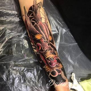 Tatuaże inspirowane Japonią oddają klimat kraju kwitnącej wiśni. Niepokoją kolorami, relaksują tonacją, pobudzają agresją płynącą wprost z niebezpiecznych oczu japońskich tygrysów. 