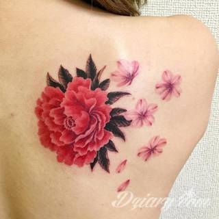 Tatuaże inspirowane Japonią oddają klimat kraju kwitnącej wiśni. Niepokoją kolorami, relaksują tonacją, pobudzają agresją płynącą wprost z niebezpiecznych oczu japońskich tygrysów. 