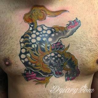 Tatuaże inspirowane Japonią oddają klimat kraju kwitnącej wiśni. Niepokoją kolorami, relaksują tonacją, pobudzają agresją płynącą wprost z niebezpiecznych oczu japońskich tygrysów. 