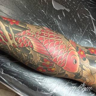 Tatuaże inspirowane Japonią oddają klimat kraju kwitnącej wiśni. Niepokoją kolorami, relaksują tonacją, pobudzają agresją płynącą wprost z niebezpiecznych oczu japońskich tygrysów. 