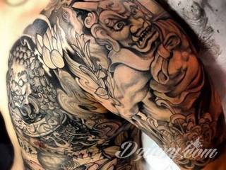 Tatuaże inspirowane Japonią oddają klimat kraju kwitnącej wiśni. Niepokoją kolorami, relaksują tonacją, pobudzają agresją płynącą wprost z niebezpiecznych oczu japońskich tygrysów. 